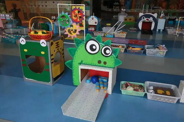 慧于心巧于形新洲幼儿园自制体育玩具展评