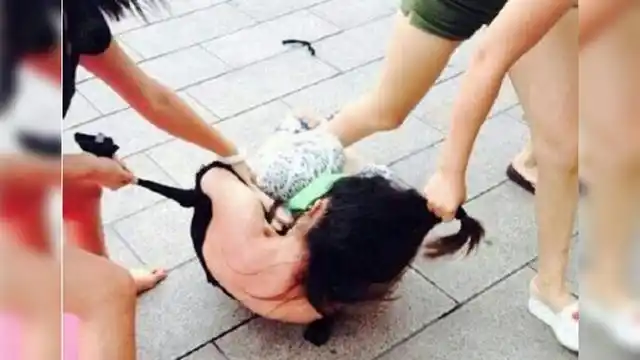 实拍原配当街暴打小三 隔着屏幕都感觉到疼呀!