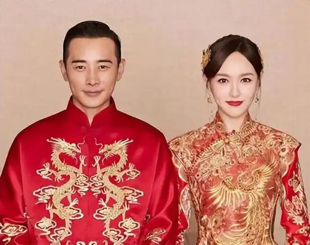 唐嫣站在罗晋身后,罗晋偷偷递给她好吃的糖果,她小鸟依人,幸福地笑着.