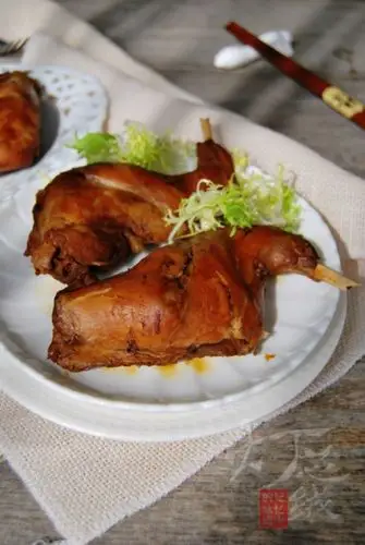 兔腿提前用清水浸泡几个小时,中间换水 2.