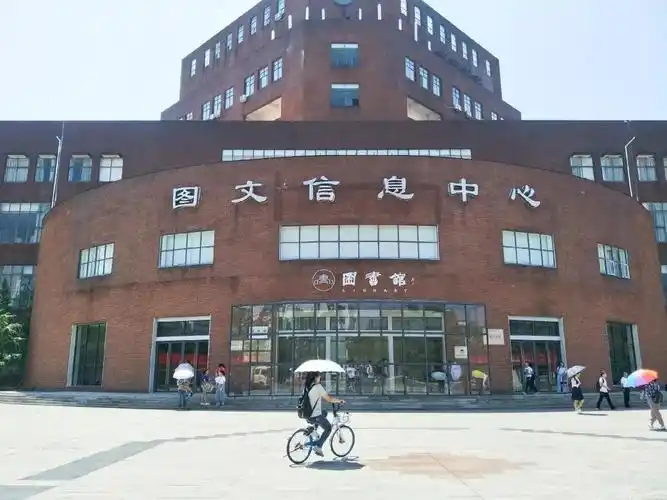 p>江西师范大学图书馆(jiangxi normal university library)是全国