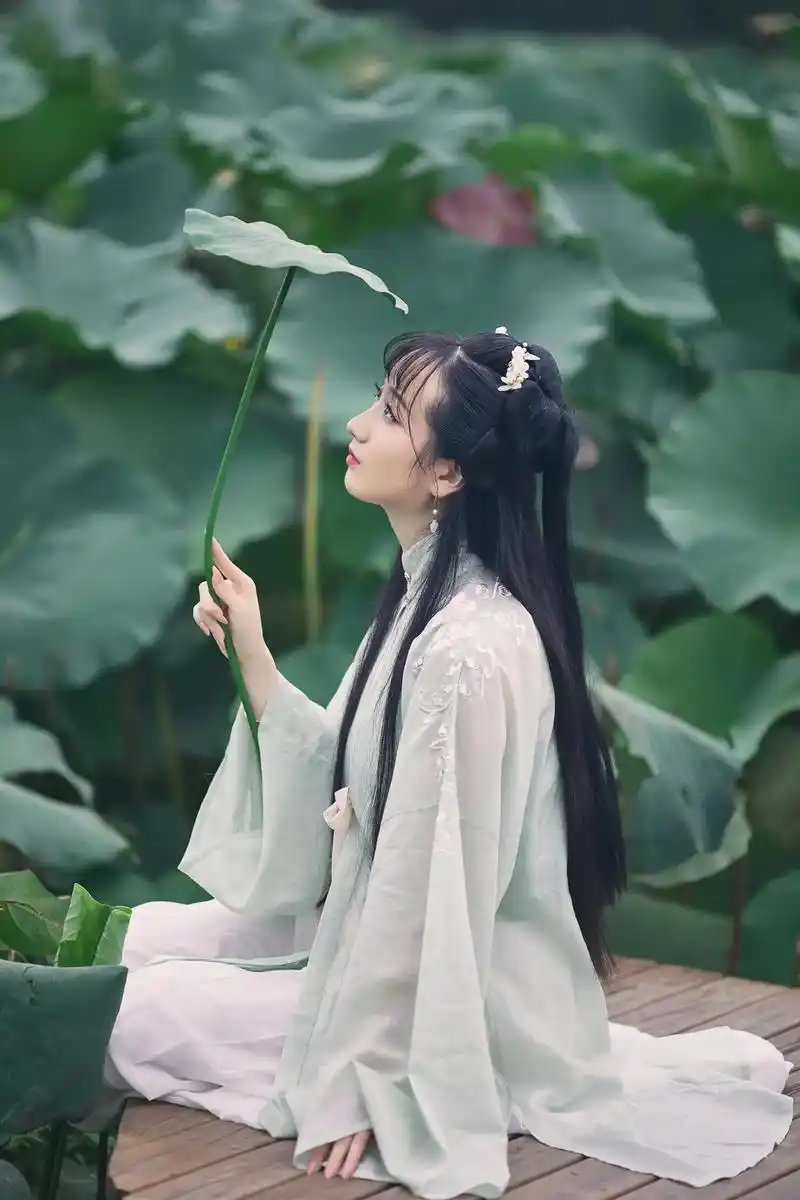 汉服小姐姐 #古风摄影 #做个美美的小仙女 #被夏日治愈的 - 抖音
