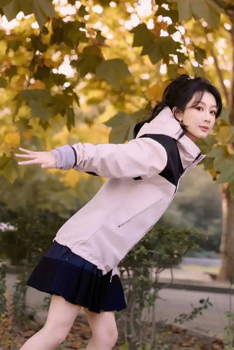 杨紫穿搭# 杨紫穿上日常的冲锋衣休闲造型,还挺好看的,特别的青春显