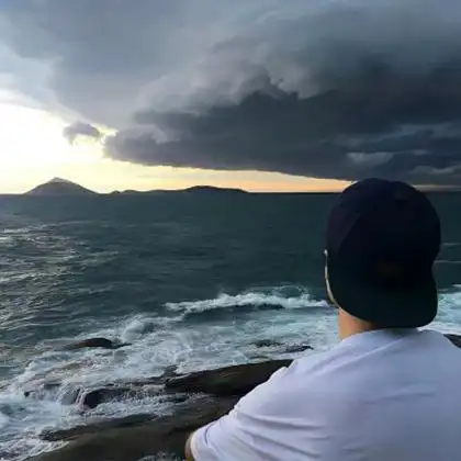 男头像背影超清帅气好看的男生看风景背影帅气头像图片(图2)