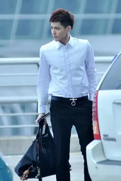 吴亦凡最新街拍示范简约白衬衣绅士风十足