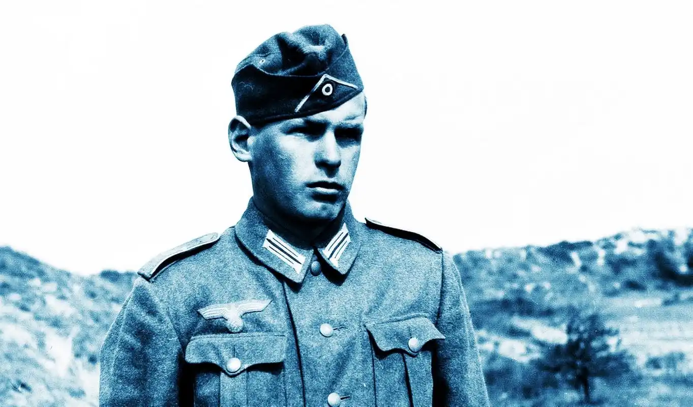 二战期间的德国士兵,这顶著名的帽子总是让人印象深刻.