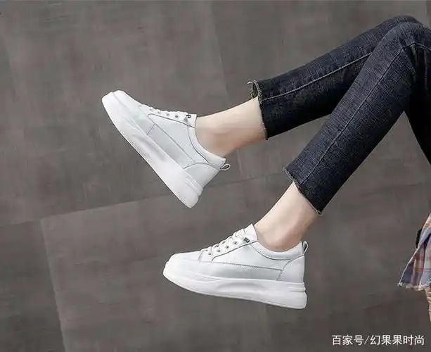 小白鞋应该是人人鞋柜里都有一双的鞋子了,除了百搭,好看外,在穿搭上