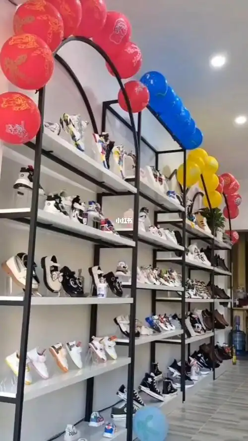 童鞋店圆形三角形装修简约风格展示架,鞋店货架#鞋店货架  #鞋柜设计