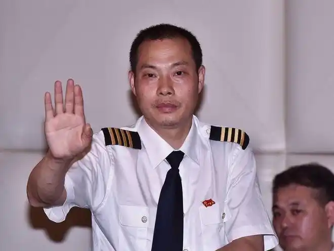 四川8633成都在叫你平安落地后不只感谢机长还要感谢他们