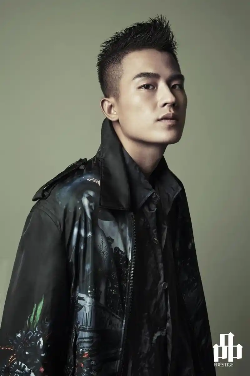 39 1 / 9 新浪娱乐讯 近日,全能男神欧豪以年轻锐利,自由随性的造型登