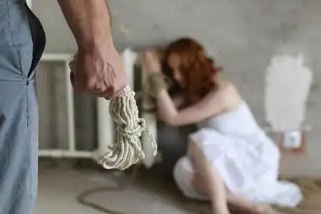 绑架帅哥被折磨图片