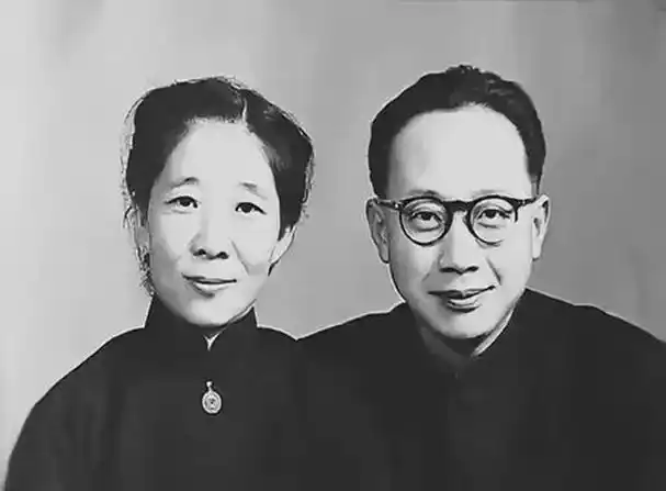 汉代诗人苏武在《留别妻》一诗中写道:"结发为夫妻,恩爱两不疑.