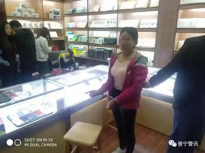 两女子在流沙偷手机被抓指认现场曝光