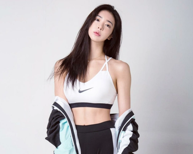 今天给大家介绍一位韩国"健身女神"李妍和,李妍和出生于1991年,父母算