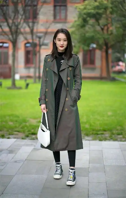 卡其色,长款等等,这样的风衣虽然经典但是也容易撞衫,所以我们搭配的
