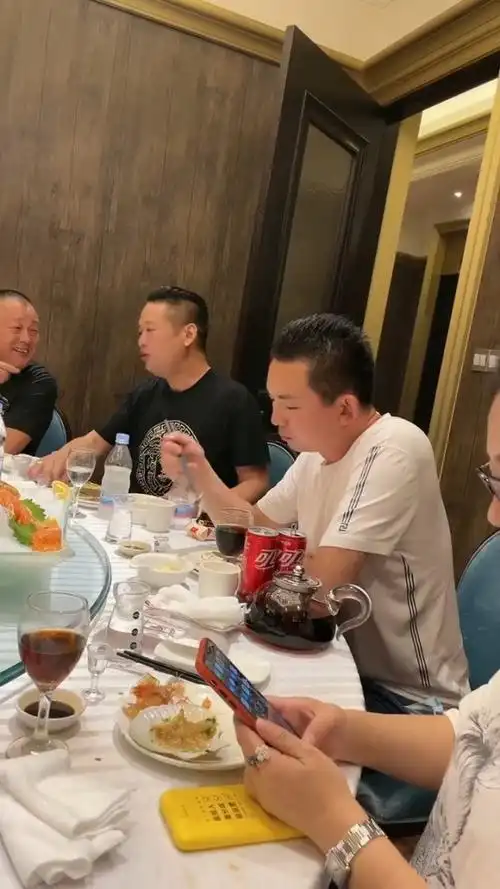 陪财神爷老总们聚餐,你们开心就好!