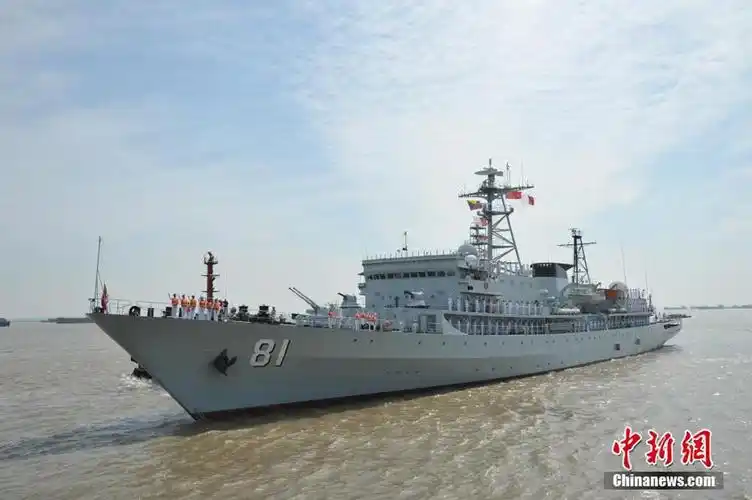 4月27日,"郑和"舰逆长江而上.(中新社发 刘征鲁 摄)