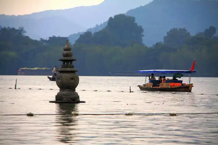 国庆假日里的杭州西湖三潭映月