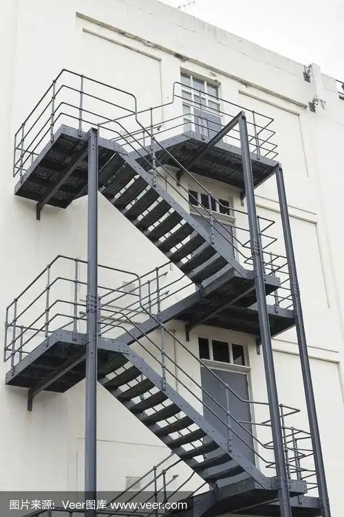 白色建筑物上的灰色防火梯