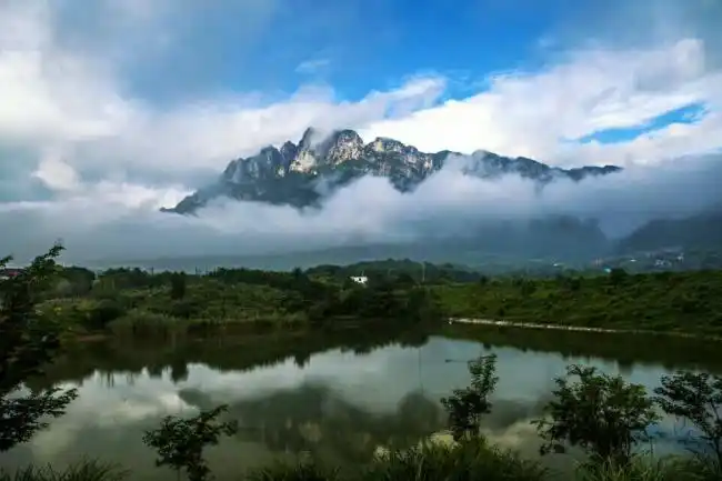 再望庐山五老峰(中华新韵)