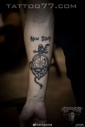 手臂黑灰指南针纹身作品