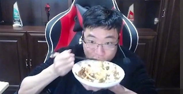 大司马直播吃饭百万人气,打游戏人气直降几十万,网友:饭太香了!