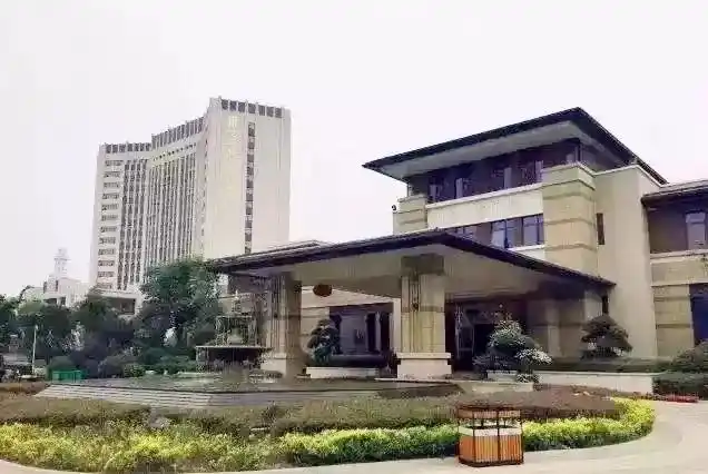 周口公园东侧(周口大道与平安路交叉口东北角)天明城营销中心您点个