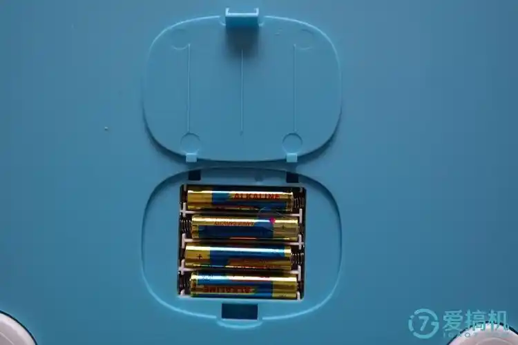 扣掉电池仓保护盖以后就能看见已经预先安装好的电池.