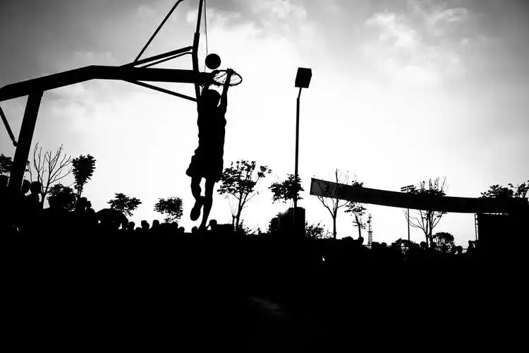 年轻人扣篮的背影图片