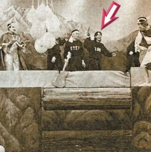 发现一张黄家驹日本高台上的照片.