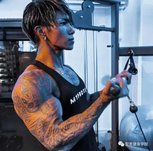 这样的纹身肌肉哥太帅气了
