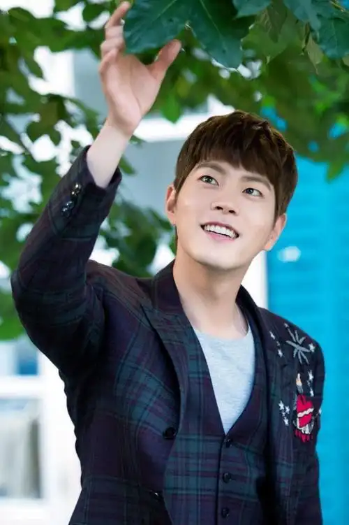 少女时代允儿与洪宗玄拍写真 有爱互动"小粉红"不断 【组图】