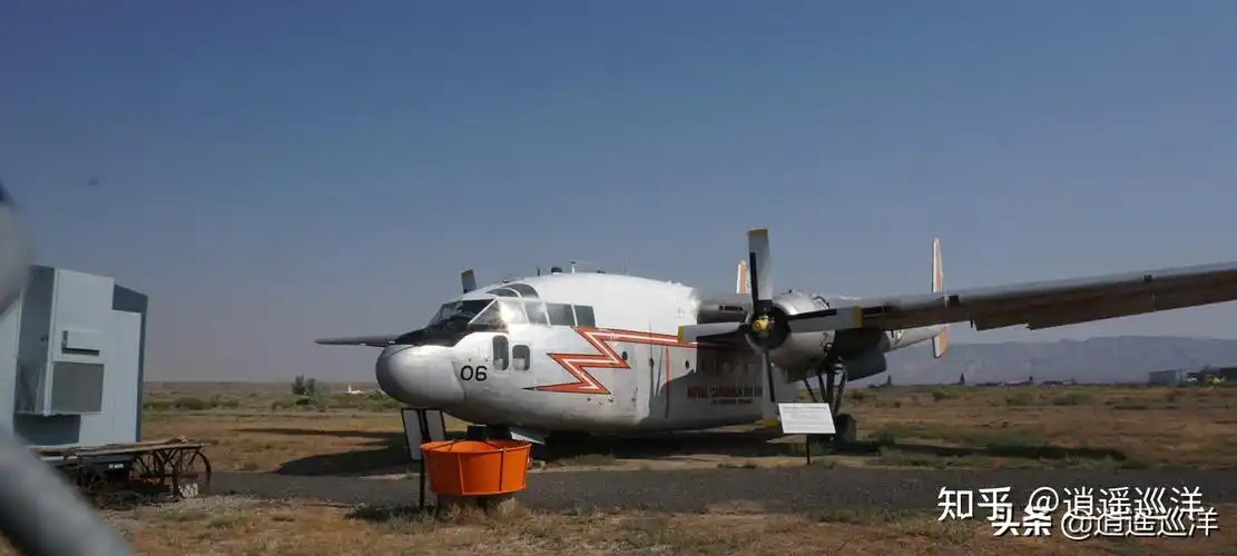 上图是博物馆内陈列的美制c119战术运输机,其为一双尾梁布局的外形.