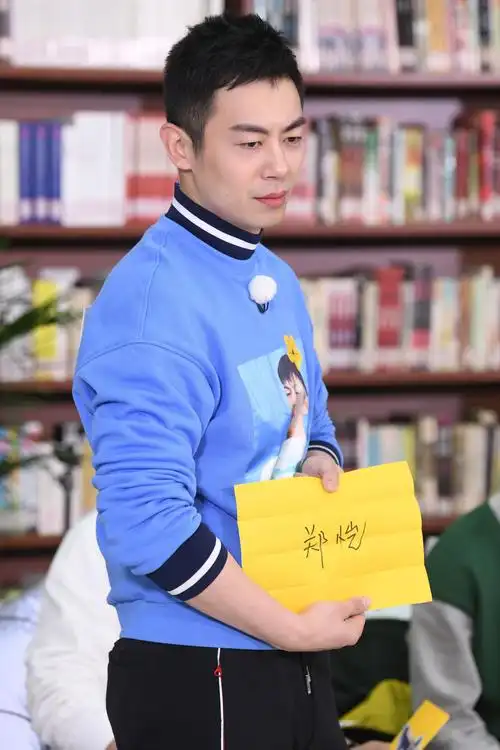 朱亚文《奔跑吧》上演熬夜挑战 撕名牌首次来袭