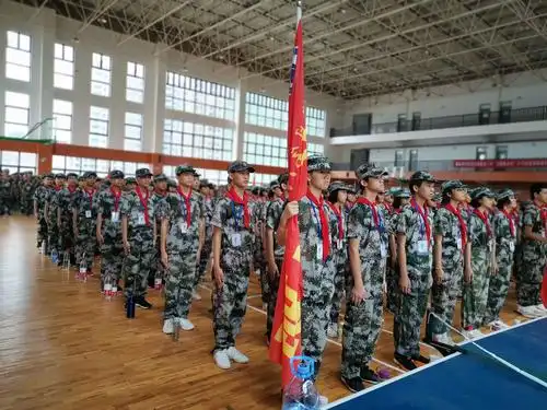 迷彩军装,是八中校园中最美的色彩.