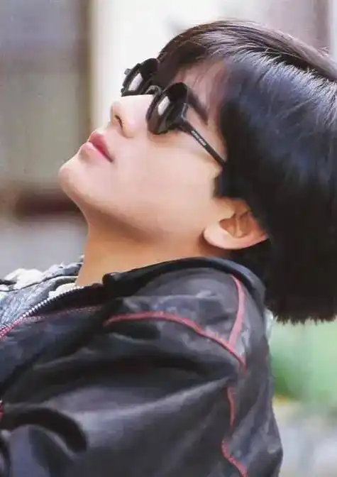 郭富城再染黄发,发量超多不显老,老婆方媛超羡慕他的发量_发型_头发