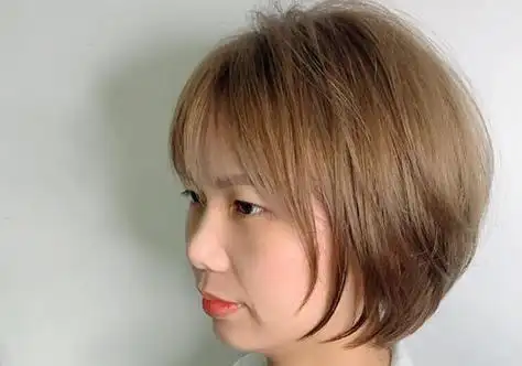 大胖脸女生过了30岁梳短发更适合,瘦脸减龄还气质,上班聚会都能搞定
