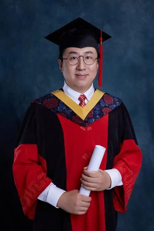 这是穿上博士服的儿子,更帅气啦!