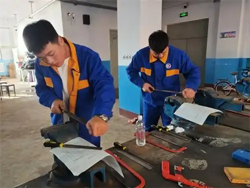 为检验2020级钳工专业学生的阶段性学习成果,迎接即将到来的中级工