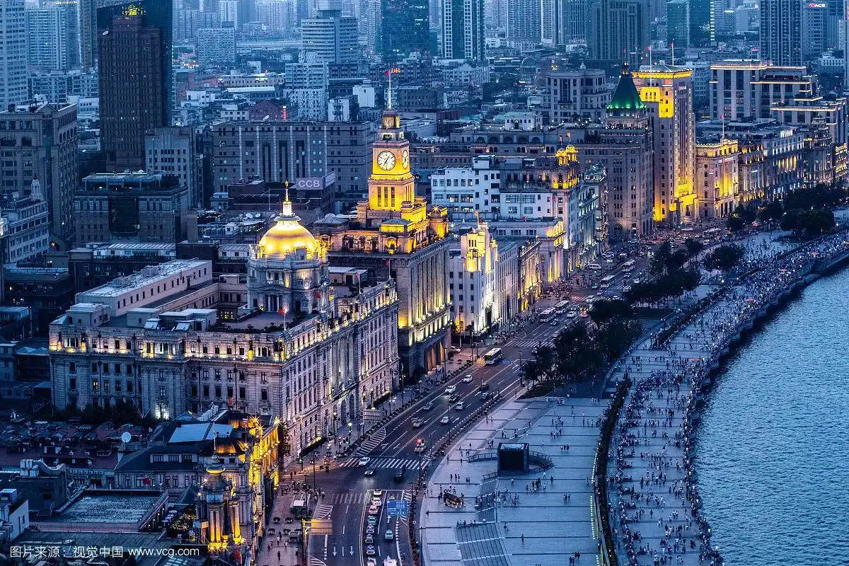 俯瞰上海亮灯的外滩万国建筑
