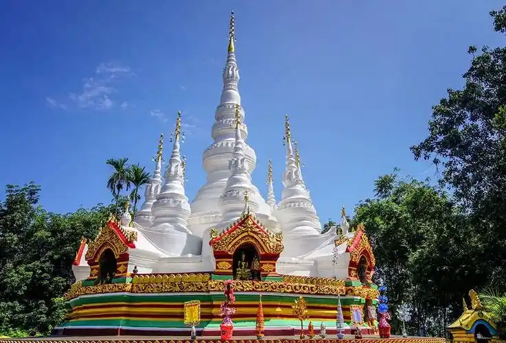 曼飞龙塔,位于云南西双版纳,是典型的傣族建筑,通体雪白  0815摄