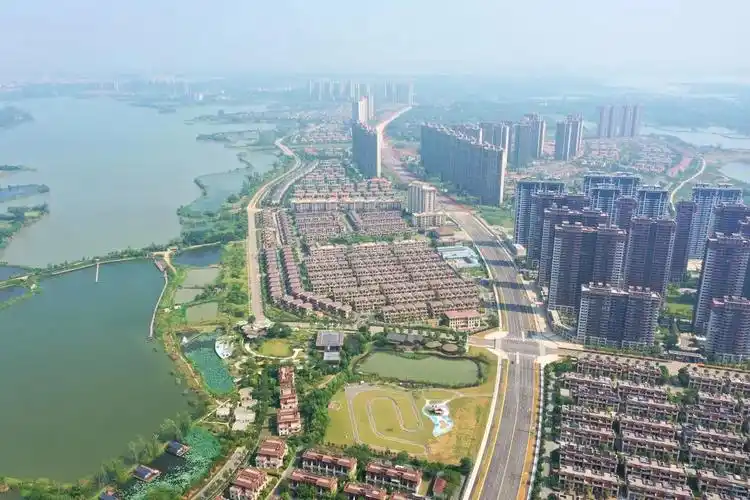 镇的交通拥堵状况得到疏解实现小车通行鄂州华容区红莲湖新区辉煌大道