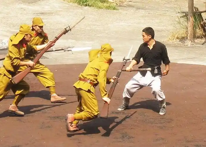 能有游乐园老板,坚持抗日题材消灭日本鬼子侵略者的演出,并持之以恒