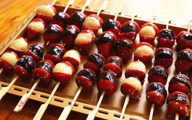 【夹心糖葫芦】自制有灵魂的夹心的糖葫芦,味道丰富,甜蜜可口