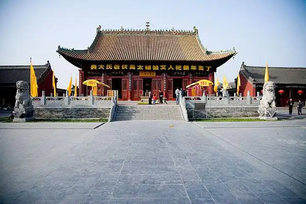 河南淮阳人文始祖太昊伏羲陵区内大殿