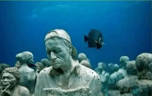 没有人了解它为什么会出现在抚仙湖湖底,更神奇的是,在这座古城周围有