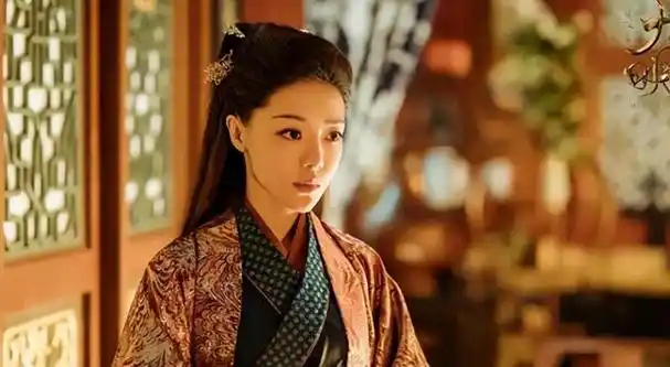 神似张雨绮,靠《爱情公寓》走红的她,哑着嗓子带货销售额惨淡