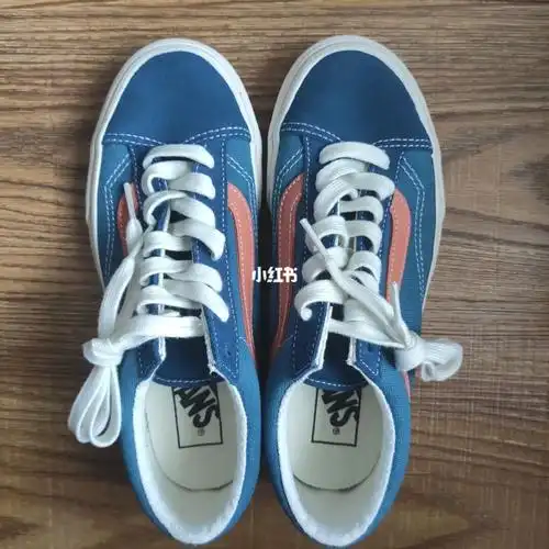 鞋盒以及剪下的吊牌,附赠的鞋带都在,家里vans蓝色系的已经有两双了