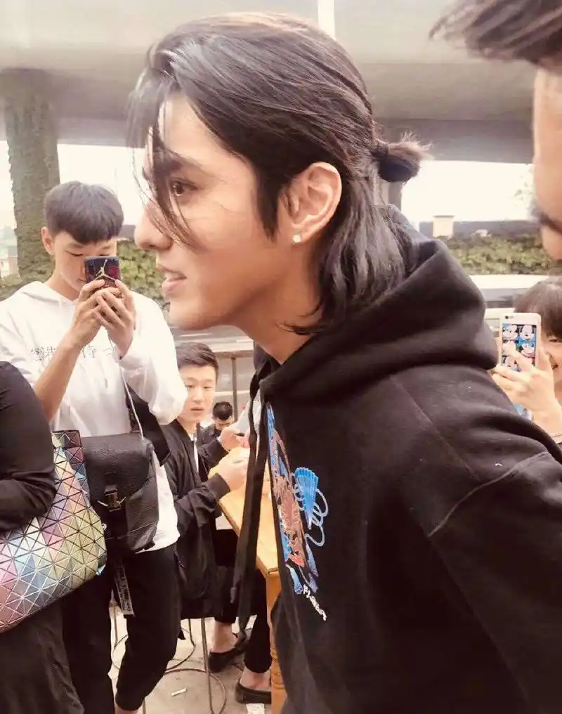 花式丸子头小凡 妮更爱哪一款小啾啾呢?