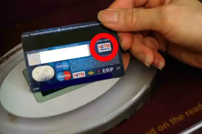 mastercard,visa还有nets,都能刷卡付公交费用还有地铁费用!